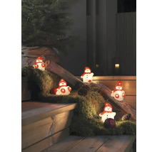 Des figurines décoratives de bonhomme de neige illuminent un escalier en bois avec de la mousse