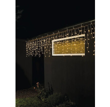 Façade de maison avec guirlande lumineuse sous le toit