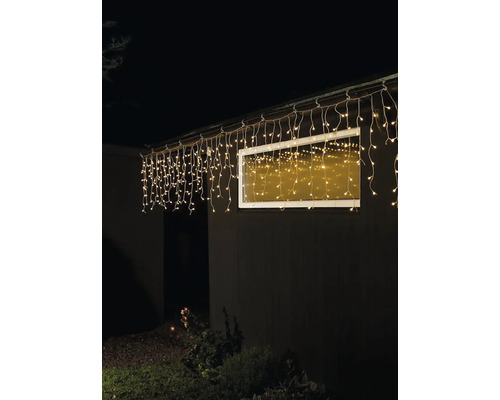 Façade de maison avec guirlande lumineuse sous le toit