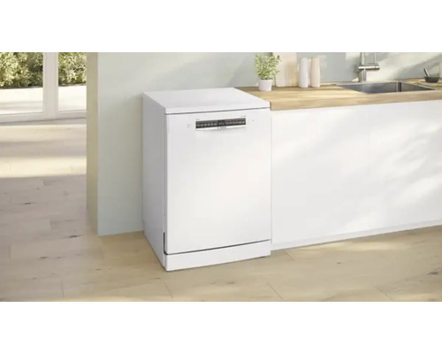 Freistehender Geschirrspüler in einer hellen Küche.