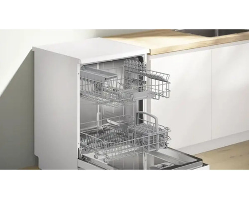 Offener Geschirrspüler mit herausgezogenen Körben.