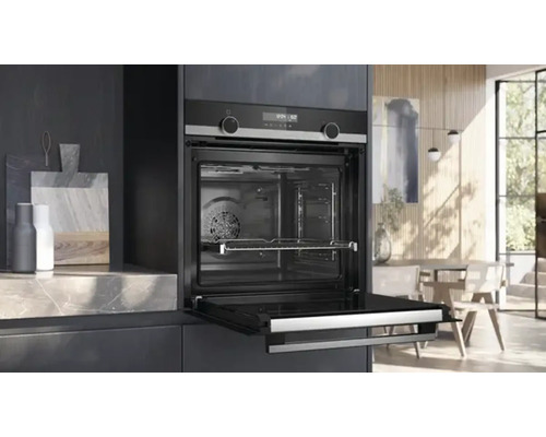 Einbau-Backofen mit geöffneter Tür in moderner Küche