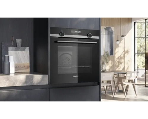 Einbaubackofen in einer modernen Küche mit Essbereich