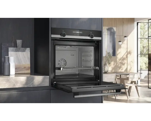 Einbauofen in einer modernen Küche mit geöffneter Tür.