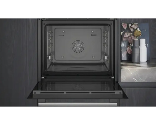 Innenraum eines Backofens mit geöffneter Tür