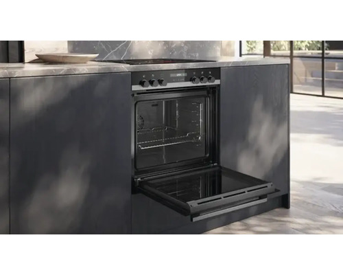 Four encastrable avec porte ouverte dans une cuisine moderne