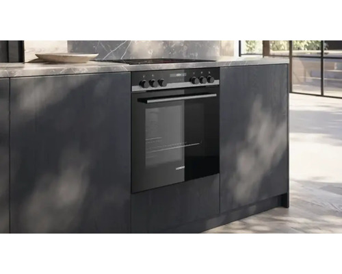 Cuisinière Siemens dans une cuisine moderne avec des armoires foncées