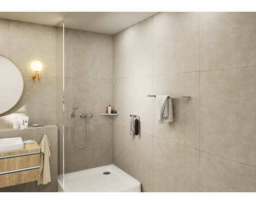 Salle de bain avec douche, lavabo et porte-serviettes