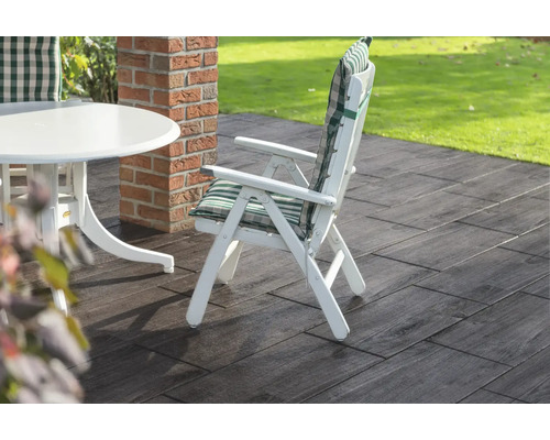 Scène de jardin avec table de jardin blanche, chaise de jardin avec coussin et plaques de sol