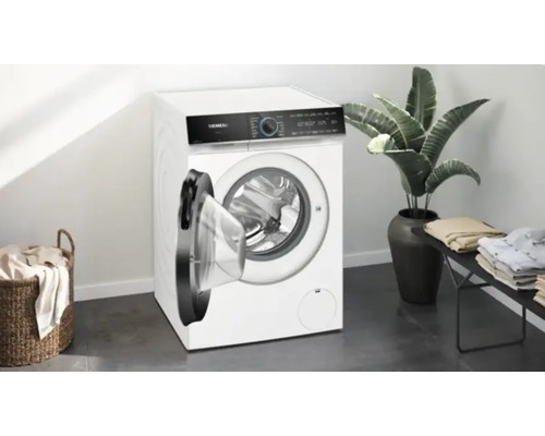 Weisse Siemens Waschmaschine mit geöffneter Tür in einem hellen Raum.