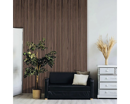 Wohnzimmer mit Holzpaneelen, Sofa, Kommode und Pflanze für eine moderne Raumgestaltung