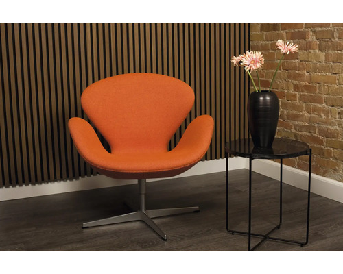 Szene mit einem orangefarbenen Sessel, einem schwarzen Beistelltisch und einer Blumenvase