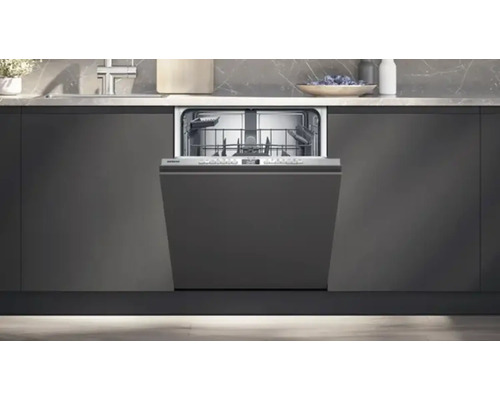 Lave-vaisselle ouvert dans une cuisine moderne