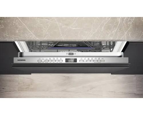 Lave-vaisselle Siemens avec porte ouverte sous un plan de travail