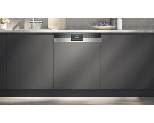 Lave-vaisselle intégré dans une cuisine moderne