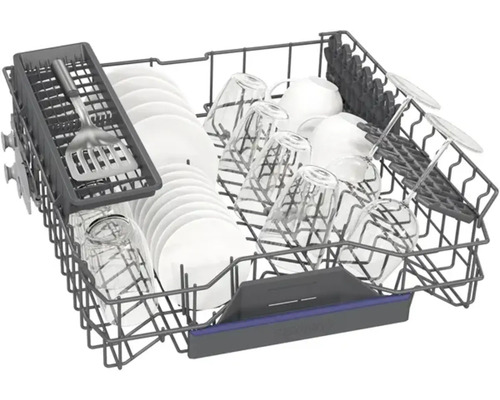 Panier de lave-vaisselle avec de la vaisselle comme des assiettes et des verres