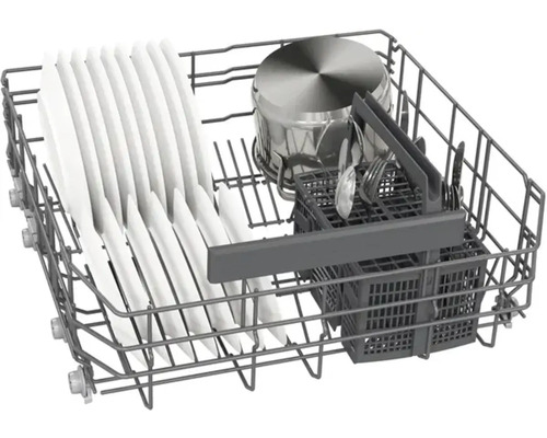 Panier de lave-vaisselle avec vaisselle et couverts
