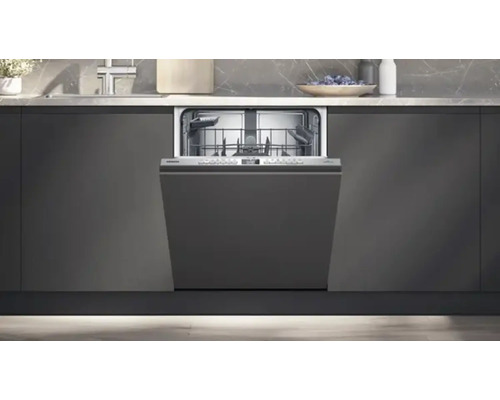 Lave-vaisselle ouvert intégré dans une kitchenette