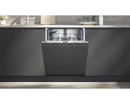 Lave-vaisselle intégré avec porte ouverte dans un environnement de cuisine.