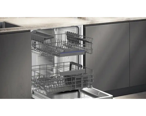 Lave-vaisselle ouvert avec deux paniers à vaisselle dans l''armoire de cuisine.