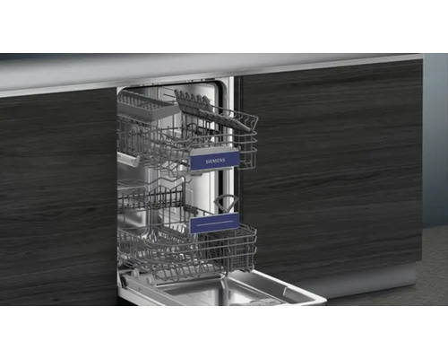 Geöffneter Geschirrspüler mit Geschirrkörben