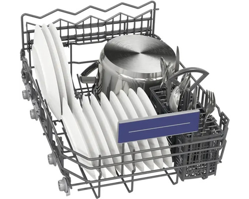 Geschirrspülerkorb mit Tellern, Topf und Besteck