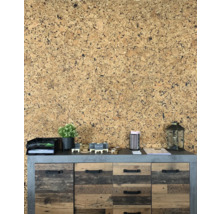 Wandgestaltung mit Korktapete hinter einem Sideboard mit Schubladen und Dekoration.