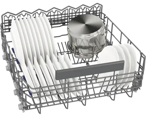 Panier de lave-vaisselle avec vaisselle et casserole