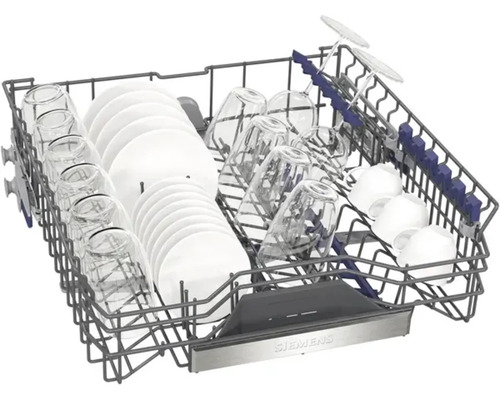 Lave-vaisselle avec verres et vaisselle dans le panier supérieur