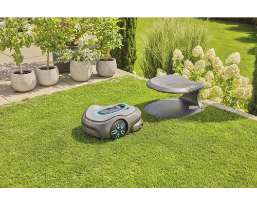Gardena Mähroboter mit Ladestation auf Rasenfläche