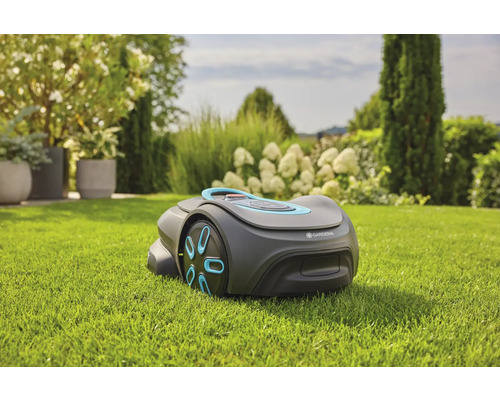 Robot tondeuse Gardena sur pelouse dans le jardin