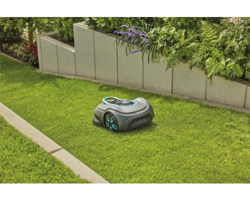 Robot tondeuse Gardena sur pelouse dans le jardin