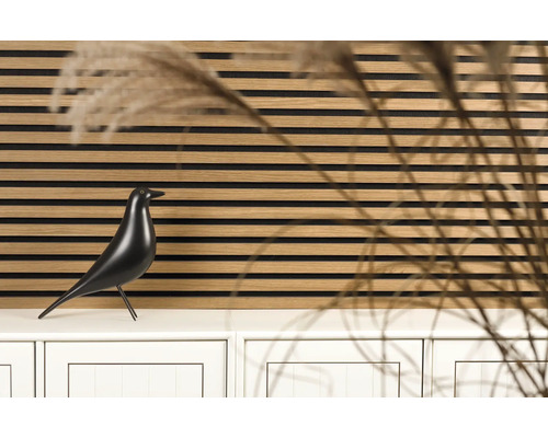 Dekoratives Holzpaneel mit einer schwarzen Vogel Figur