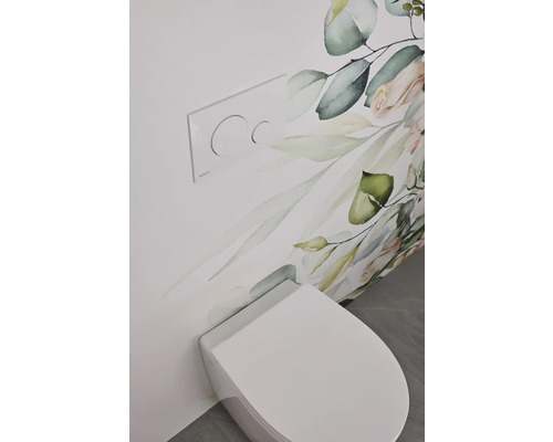 Wand-WC mit Betätigungsplatte und Blumentapete