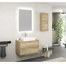 Salle de bains moderne avec meuble sous-vasque, vasque à poser, armoire de toilette et armoire suspendue aspect bois pour une atmosphère claire et organisée