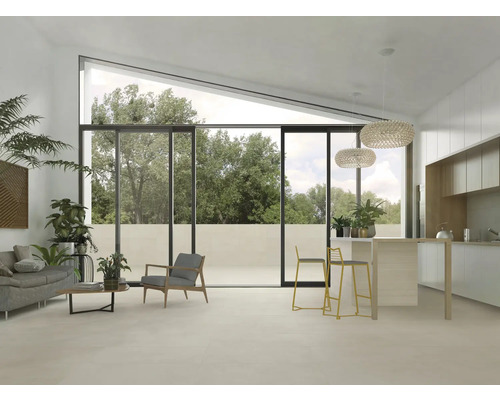 Heller Wohnraum mit großem Fenster, Sofa, Sessel, Barhockern und Küchenzeile.