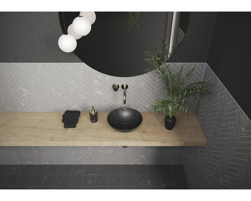 Salle de bain moderne avec vasque noire, étagère en bois et carrelage gris à chevrons