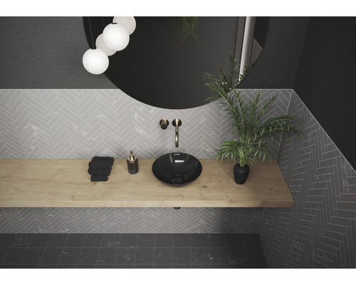 Modernes Badezimmer mit Aufsatzwaschbecken, Holzarbeitsplatte und großem Spiegel