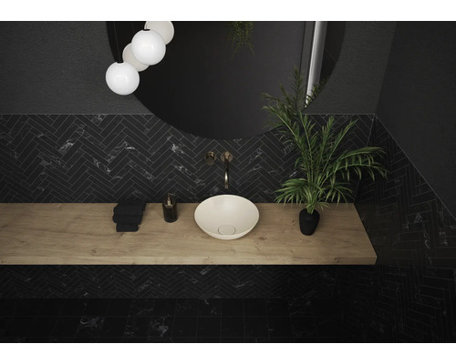 Salle de bain avec motif à chevrons noir, étagère en bois, vasque à poser, miroir rond et suspension