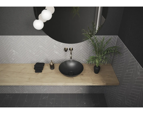 Salle de bain avec vasque à poser, miroir et étagère en bois