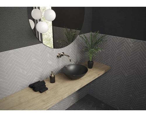 Salle de bains moderne avec lavabo, miroir et carrelage gris à chevrons