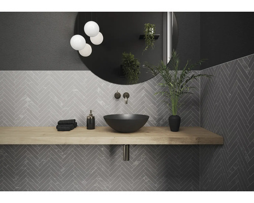 Salle de bain moderne avec lavabo, miroir, carrelage à chevrons et plan de travail en bois