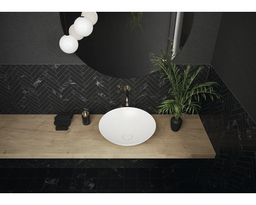 Modernes Badezimmer mit Aufsatzwaschbecken, Holzwaschtischplatte und dunklen Fliesen