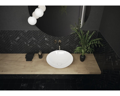 Modernes Badezimmer mit Aufsatzwaschbecken, Spiegel und dunklen Marmorfliesen