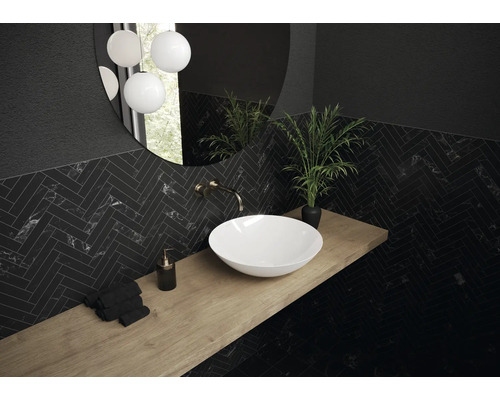 Badezimmer mit Aufsatzwaschbecken, Spiegel, Armatur, Fliesen und Dekoration