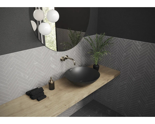 Modernes Badezimmer mit Aufsatzwaschbecken, Spiegel und Holzablage