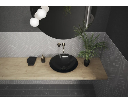 Modernes Badezimmer mit schwarzem Aufsatzwaschbecken, Holzablage und runden Spiegel