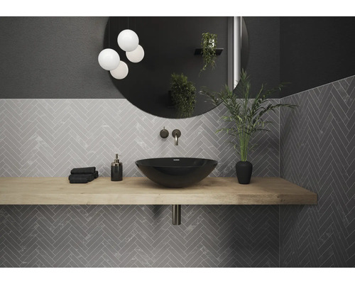 Modernes Badezimmer mit schwarzem Aufsatzwaschbecken, Spiegel und grauen Fliesen