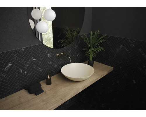 Badezimmer mit Aufsatzwaschbecken, Armatur, Spiegel und Wandfliesen in Fischgrätmuster