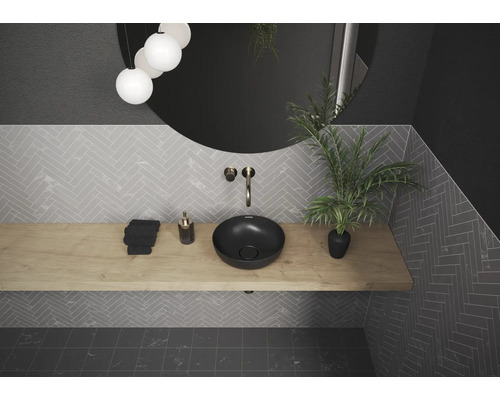 Modernes Badezimmer mit Aufsatzwaschbecken, Holztischplatte und Fischgrätfliesen